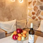 Luxury Hariton Villa Emporio (Santorini)