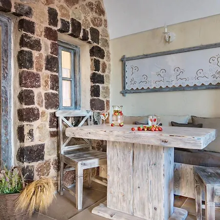 Luxury Hariton Emporio (Santorini)