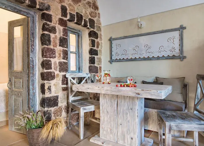 Luxury Hariton Emporio (Santorini)