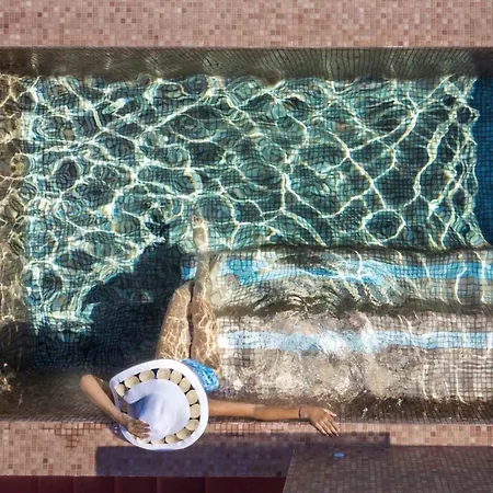 Luxury Hariton Εμπορειό