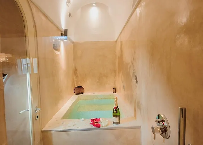 Luxury Hariton Emporio (Santorini)